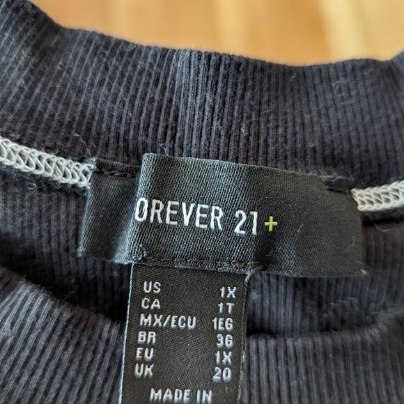 Forever 21 black Highneck tank top cropped - Picture 3 of 3